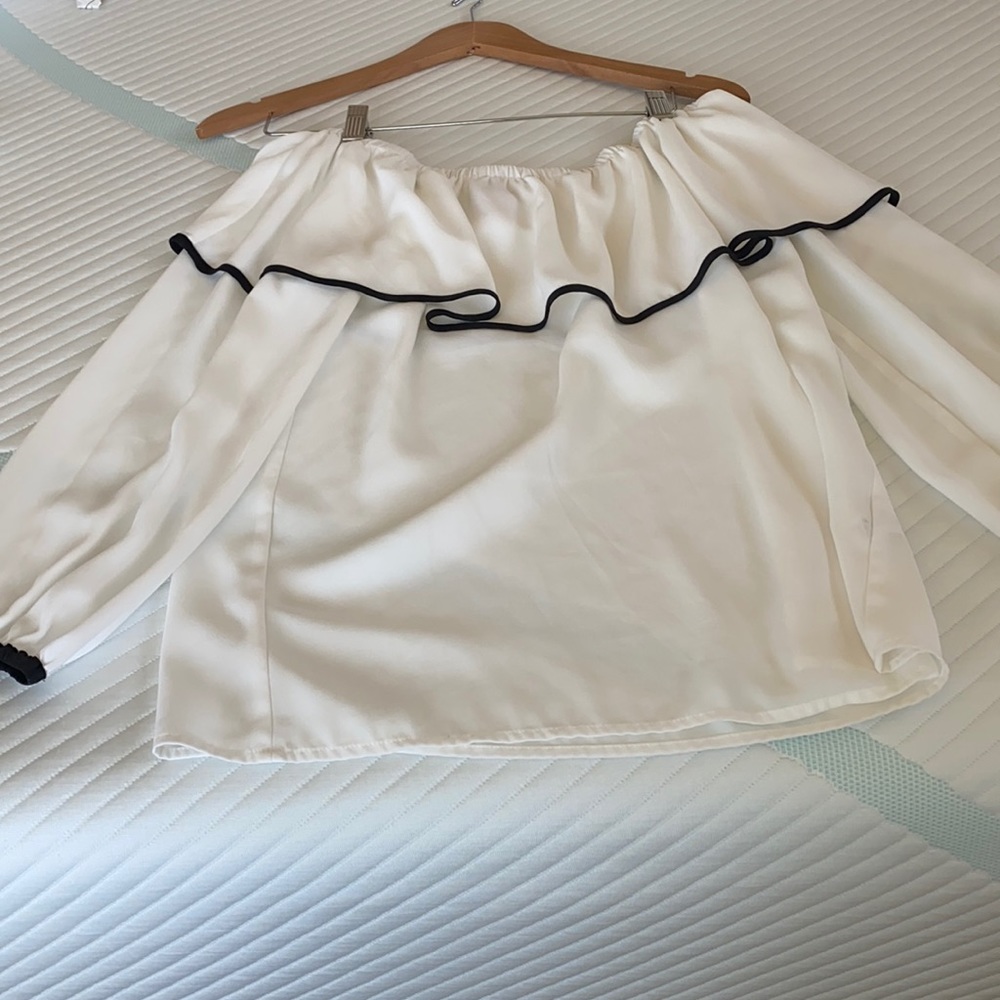 Vince Camuto off sleeve blouse